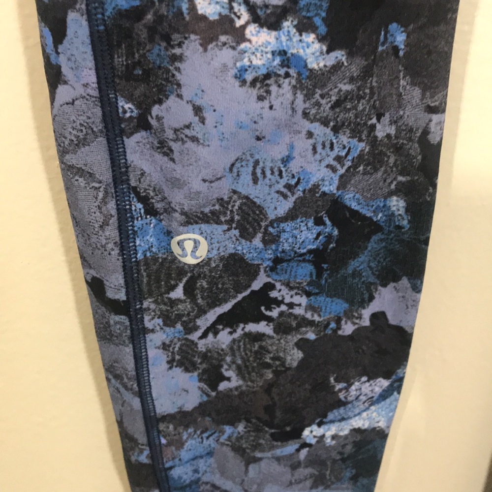 EUC LuluLemon Patterned‎ Leggings - Picture 6 of 7